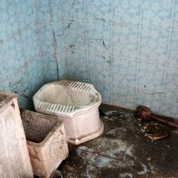 dirty-toilet-has-been-cleaned-very-long (1)