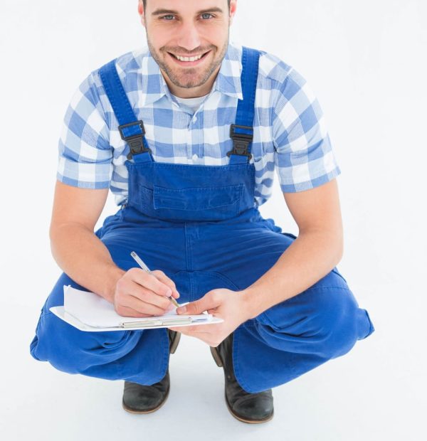 heureux-reparateur-accroupi-ecrivant-presse-papiers